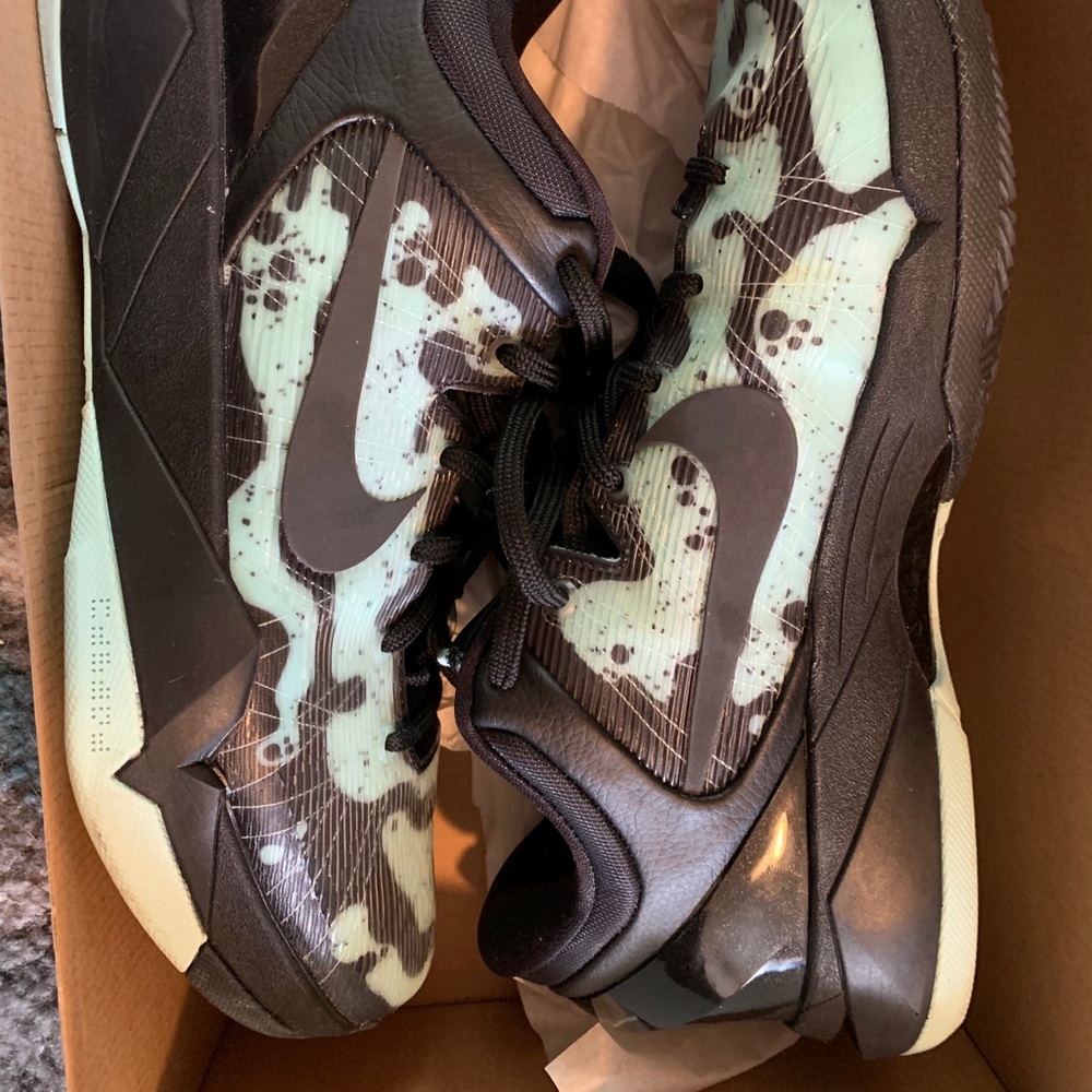 Kobe 7, poison dart frog Easter